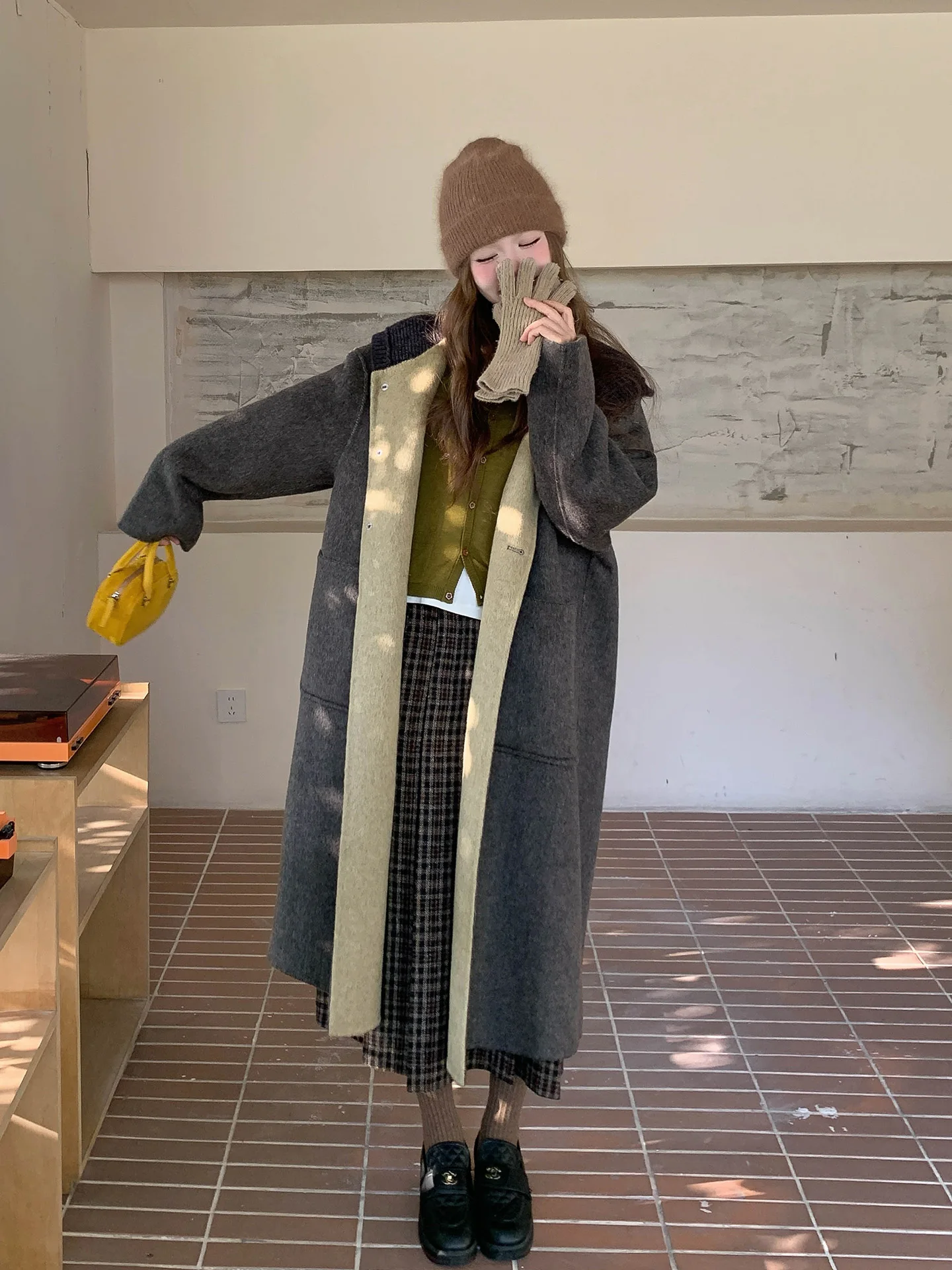 深い灰色のバイカラーダブルコート：通勤シーンにおける実用性と素材特性の分析