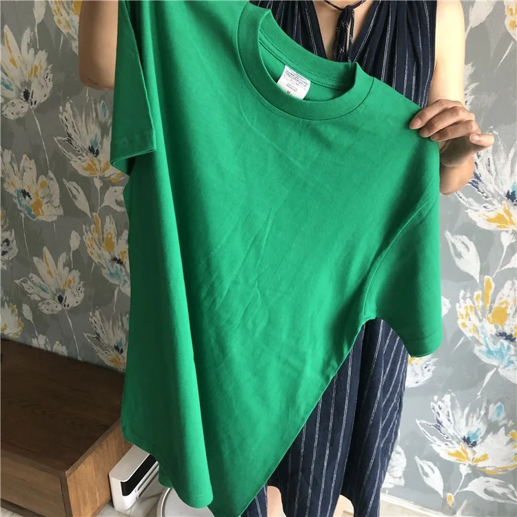 カラフルなコットン丸首Tシャツ：個別化シャツと日常カジュアルスタイルの融合