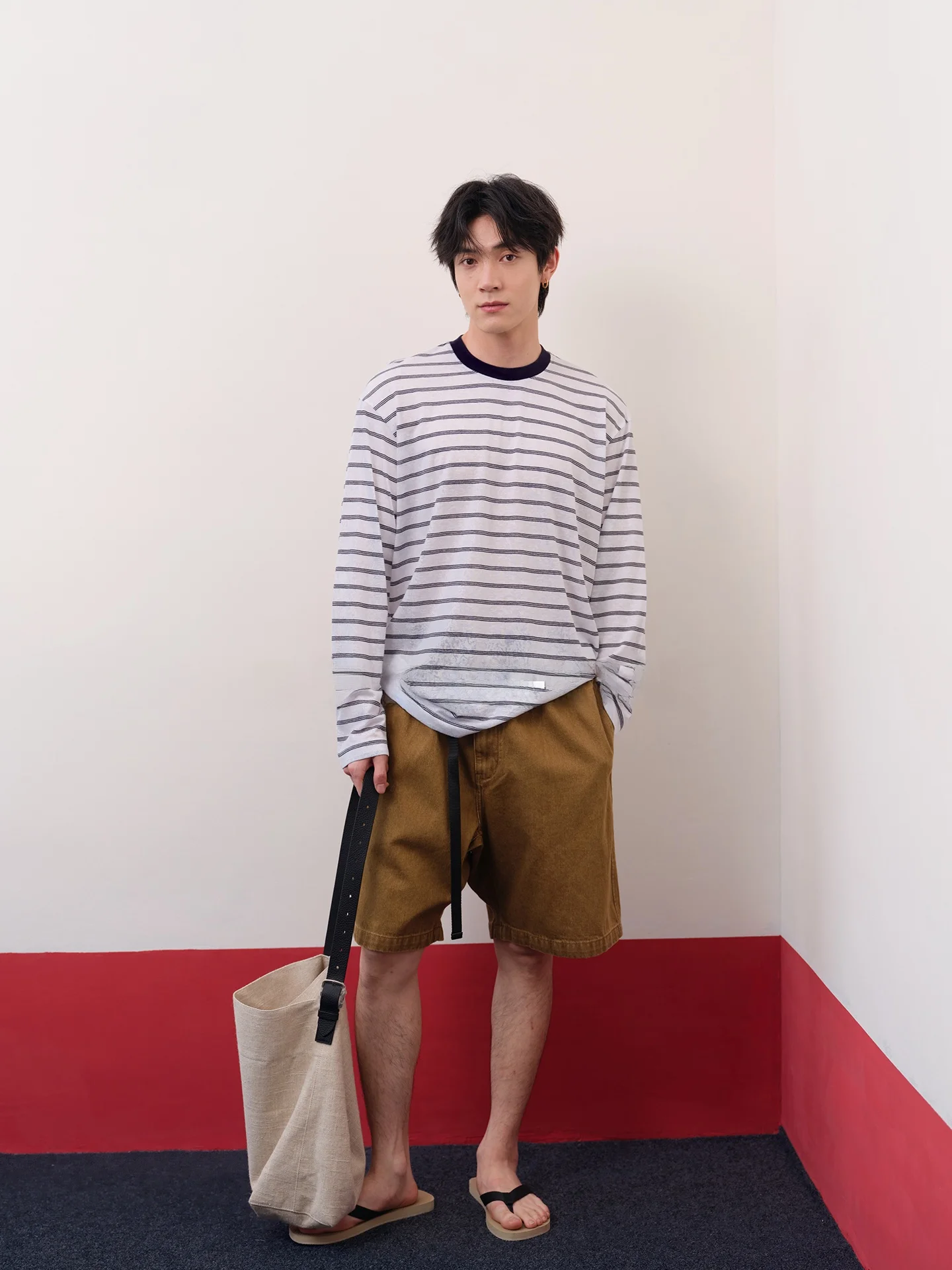 シンプルデザインのコットンショートパンツ：カジュアルスタイルに最適なメンズパフォーマンス