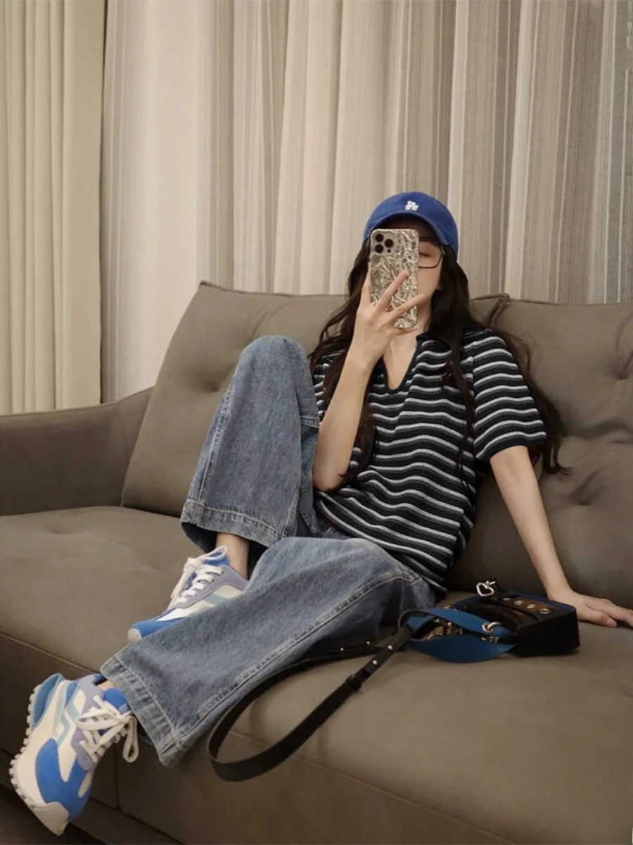赤いストライプのニット半袖Tシャツ：通勤風のゆったりデザインで夏を快適に