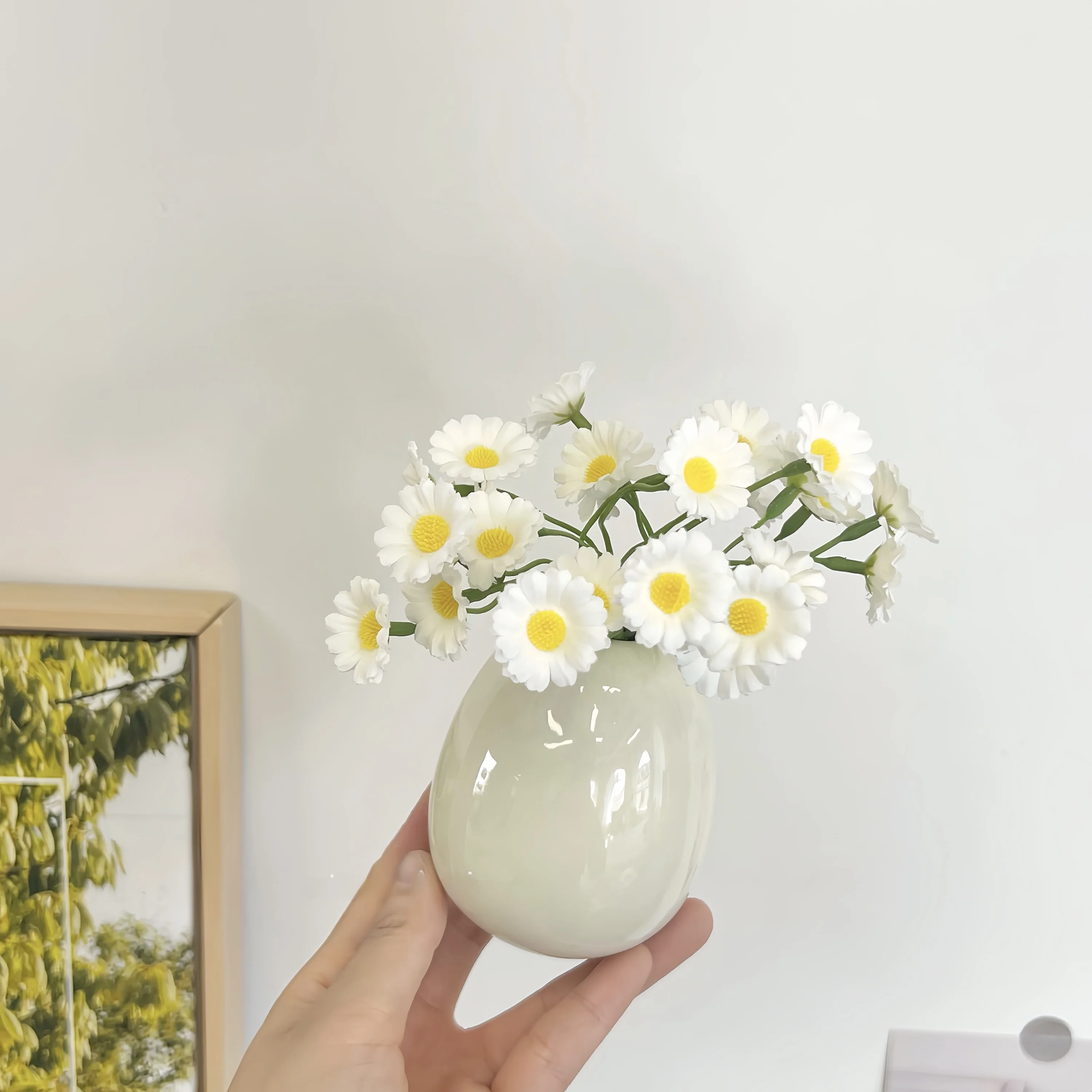 温かみのある陶器製デスク用花瓶【クリーム風・フェイクフラワー装飾・オフィスインテリア】