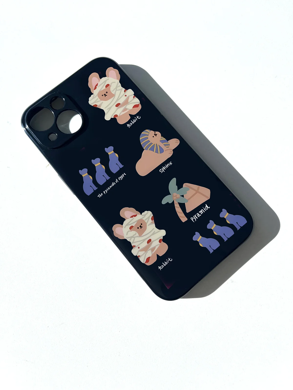 iPhone14 手帳型ケース かわいい：黒の光沢イラストケースの実用性とデザイン解析