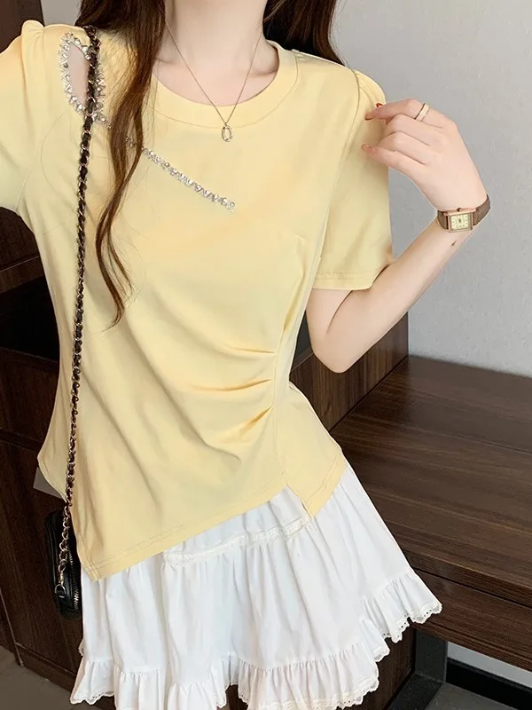 デザイン性の高いイレギュラーTシャツ：モード系Tシャツのスタイルと実用性を解説