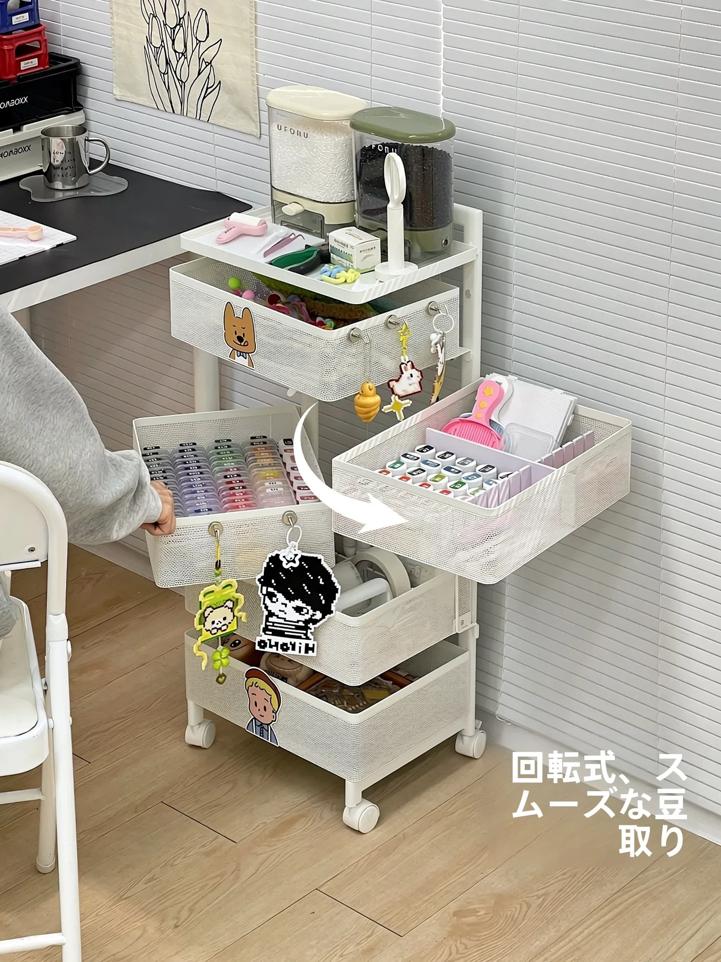 回転式可動収納ワゴン：DIYショップで効率的にピン豆ボトルを整理するための多層収納ソリューション