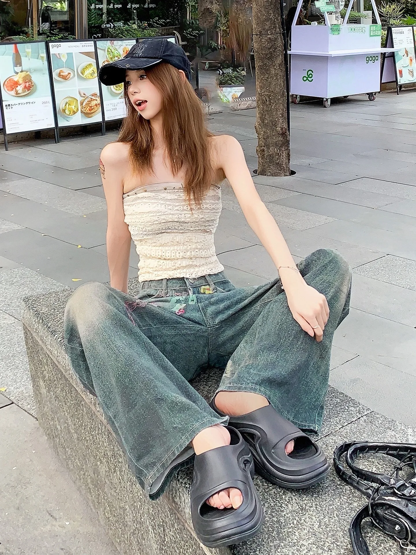 立体デザインのカラフルチェーン広がりデニムパンツ：おしゃれカジュアルに最適な小柄女性向けスタイル