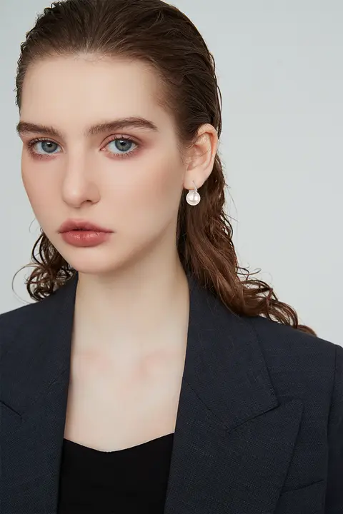 999純銀製 大きな真珠のイヤリング【気品漂うデザイン・イヤスタッド・軽やかな印象】