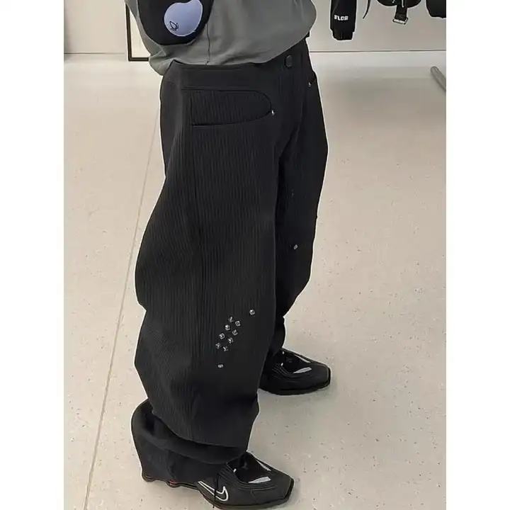 リベットラインのストレートパンツ【黒・カジュアル・通勤対応・極上の柔らかさ】