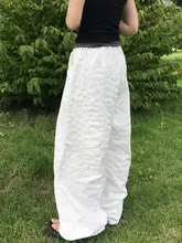 華やかな模様が印象的なカジュアルパンツ