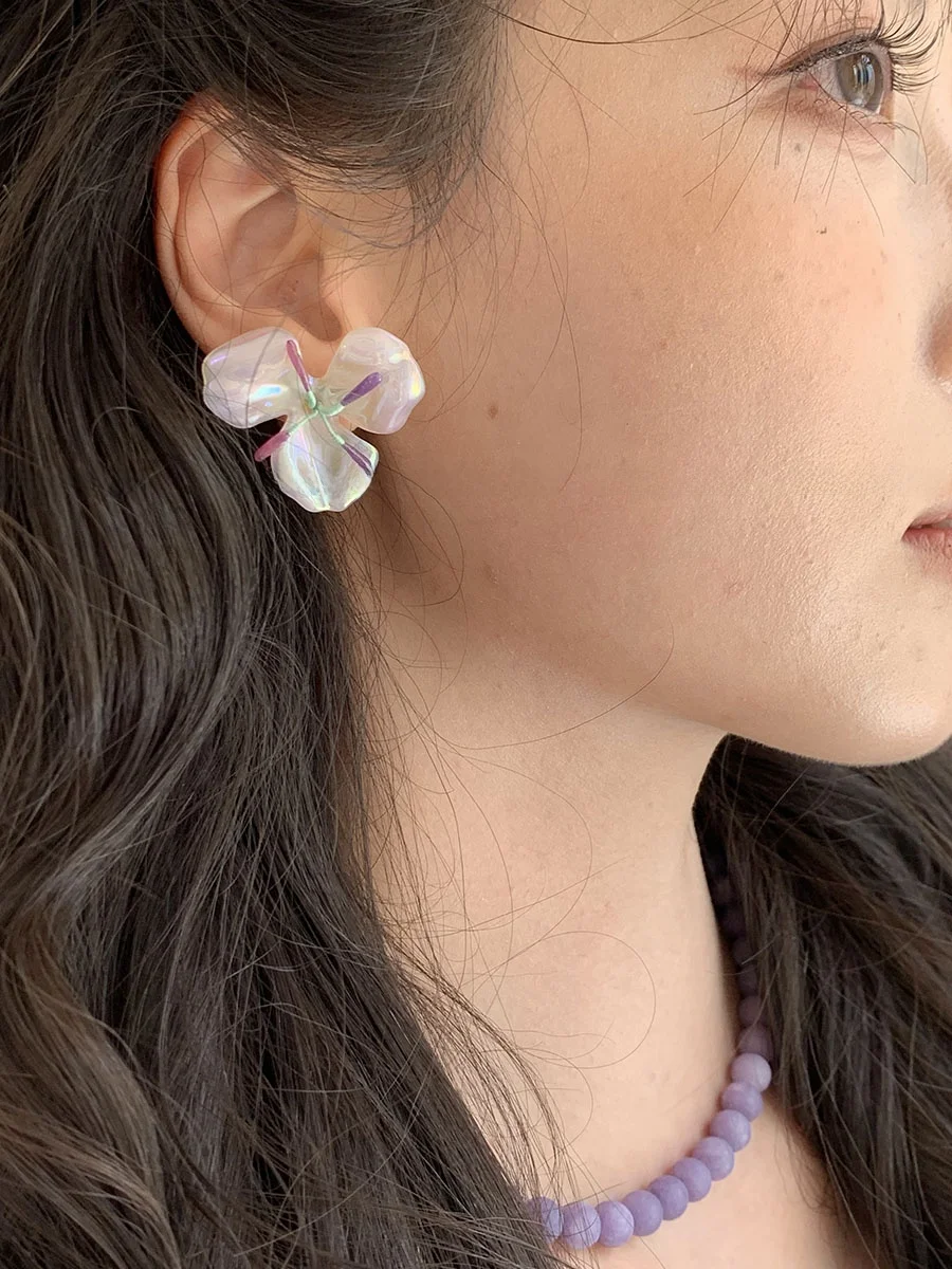 5連パールピアスと一粒パールピアスの違いは？プロヴァンス風の紫色花レジンピアスがおすすめな理由とは？