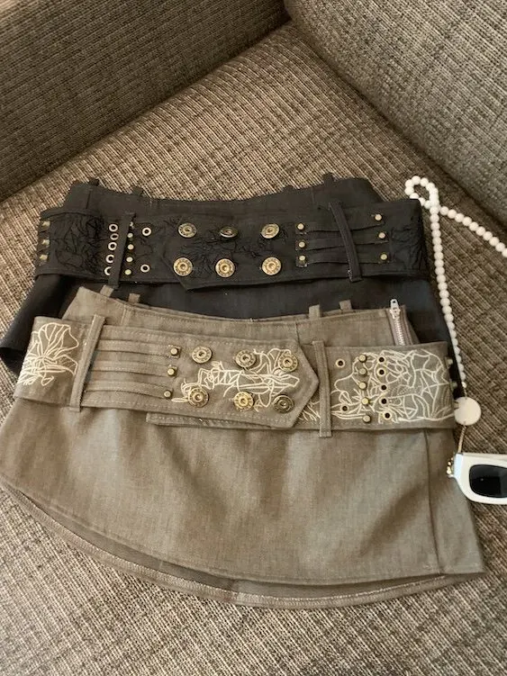 刺繍ボタン付きウエストベルトで腹見せを抑えるタイトスカートの着こなし法