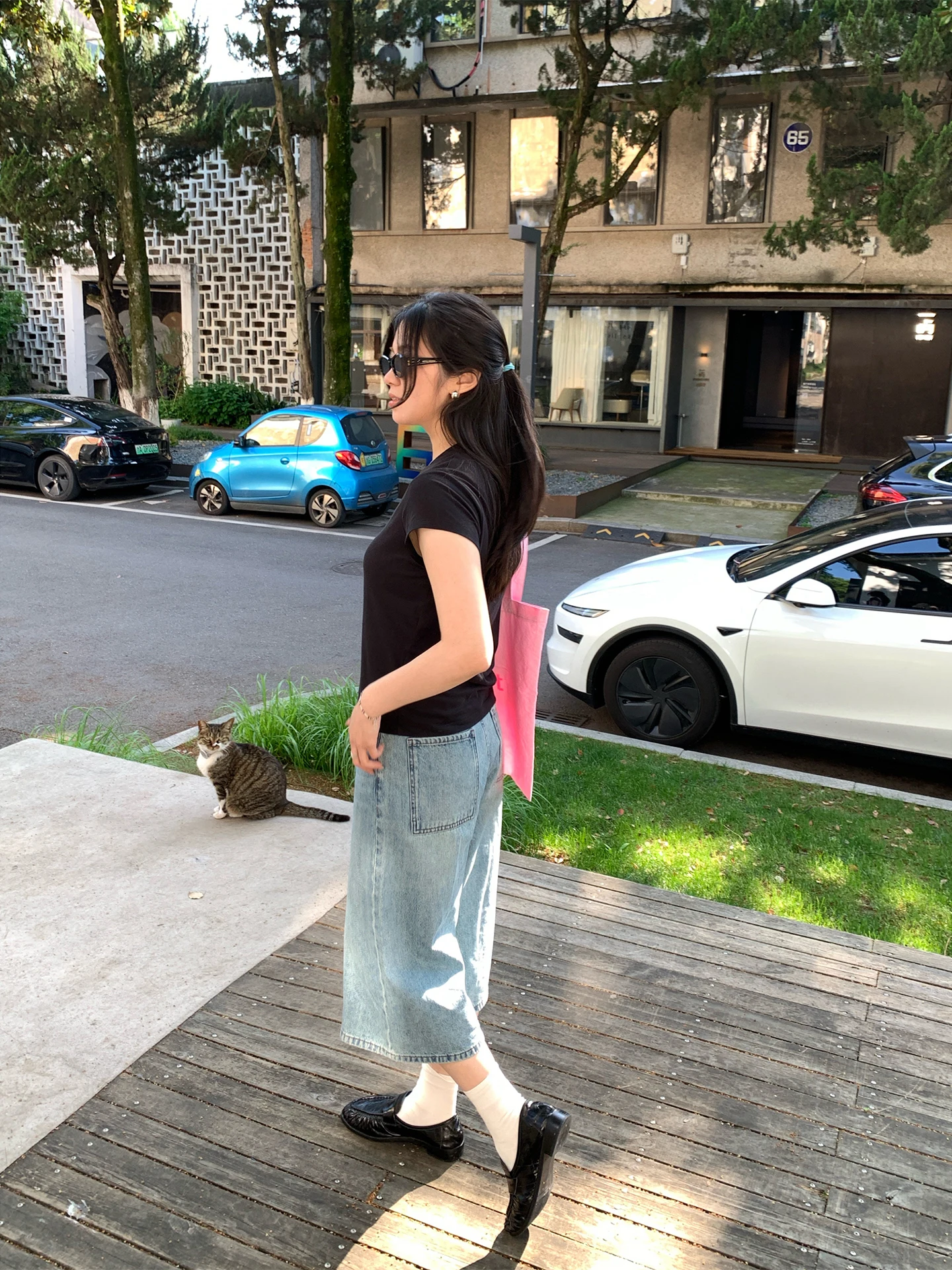 30代のカジュアルファッションで悩むなら、この夏の水洗いブルーデニムパンツが救いになる？