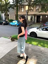 したスタイリッシュな夏用水洗いブルーの七分丈ワイドデニムパンツ