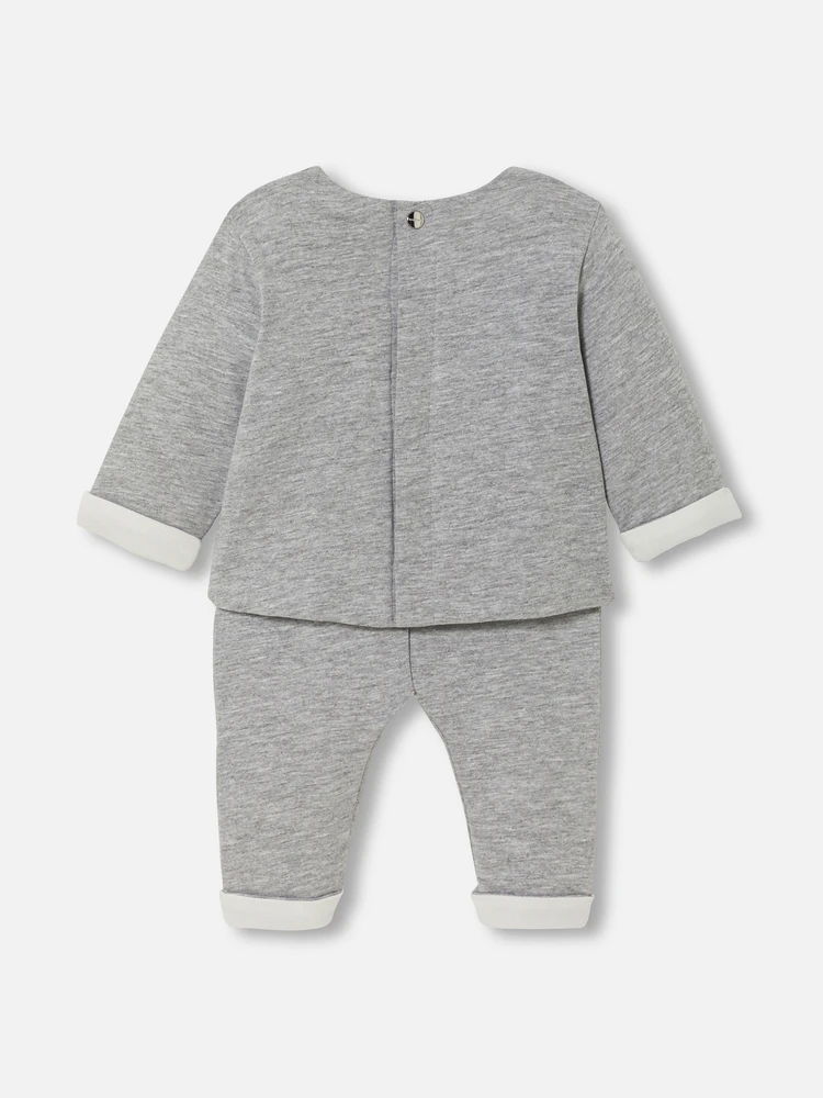 赤ちゃんの服選びに役立つ：男児向け春秋用セットアップのサイズと種類