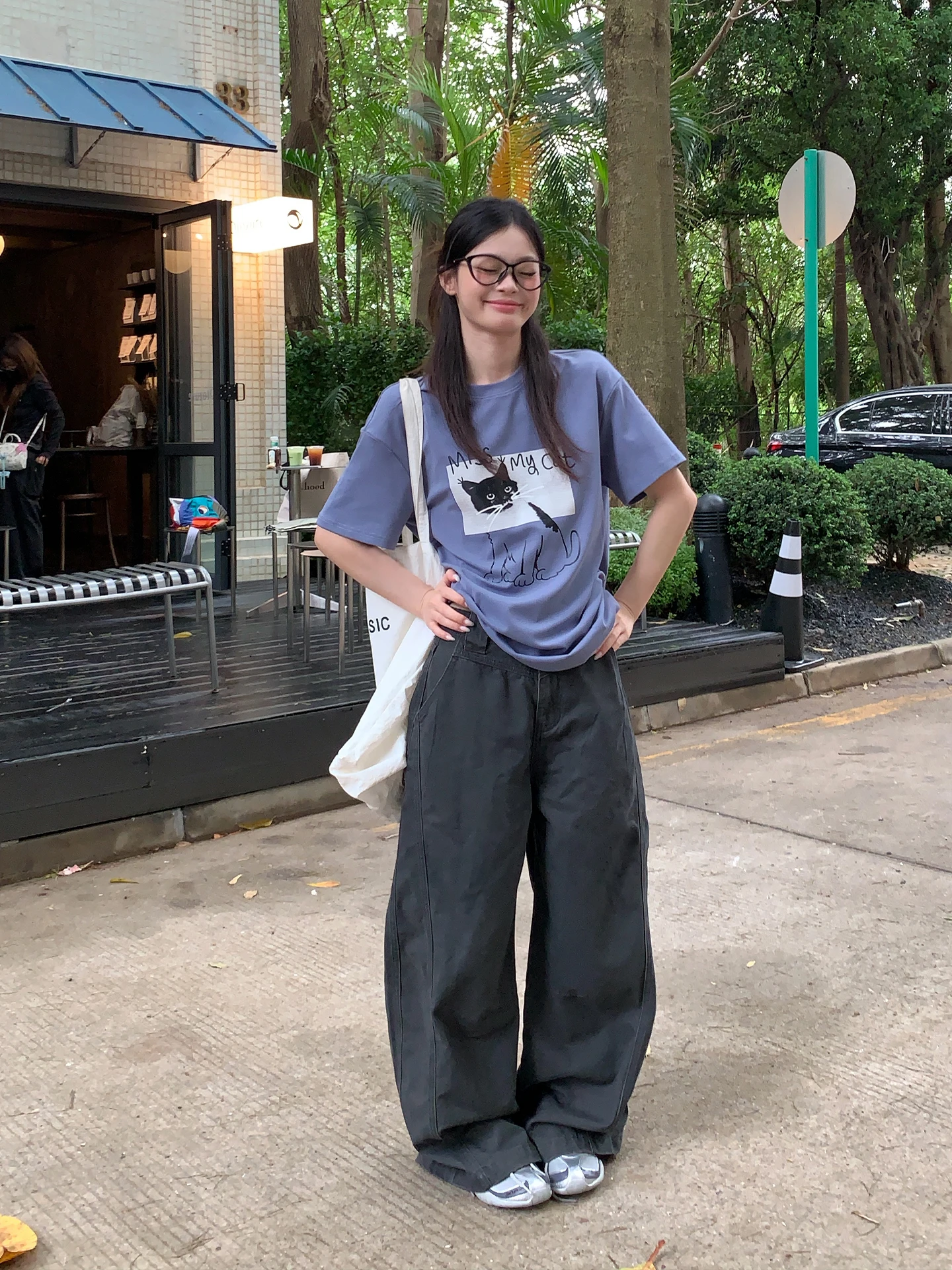 水泥グレーのワイドレッグデニムパンツ：通勤風の高腰直筒デザインが実用性を実証