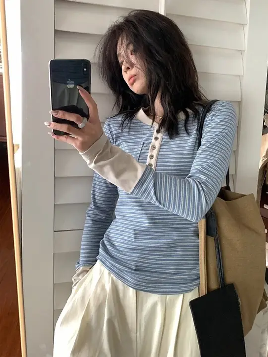 デザイン性のあるボタン付きヘンリーネック長袖Tシャツ【レトロカラーブロック・ストライプ・女性用】