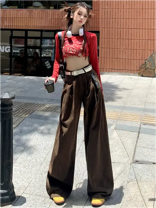 深いコーヒー色のレディースカジュアルパンツ【高ウエスト・タック入り・ワイドレッグ・ストレートカット・長めデザイン】