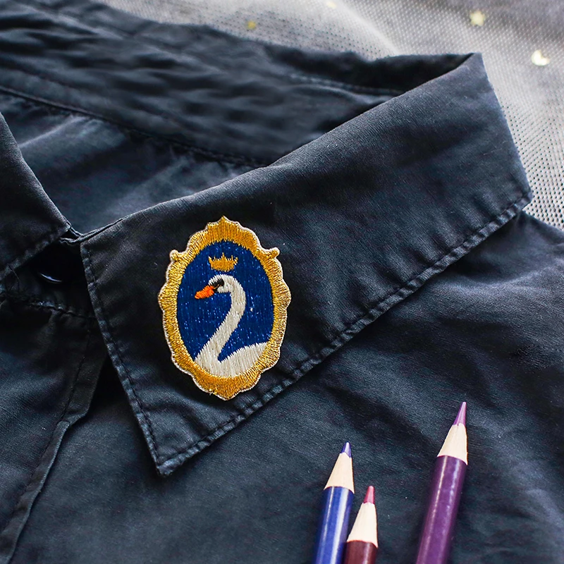 レトロな金縁刺繍デザインの自己粘着型DIY装飾シール：使い方と素材の特性を解説