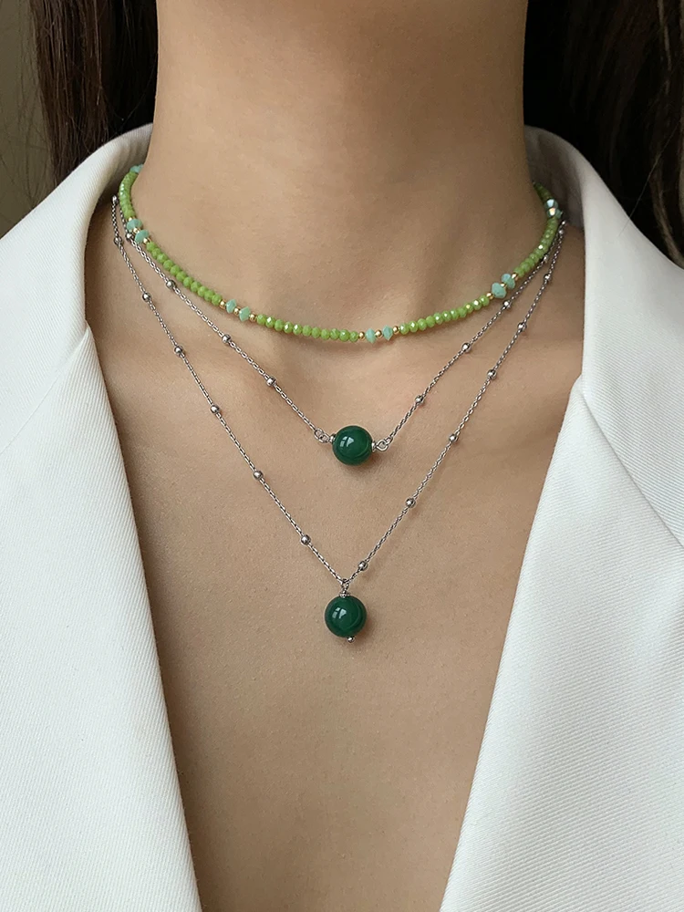 天然グリーン玉髄ネックレス：高級感とシンプルデザインが融合した女性向けアクセサリー