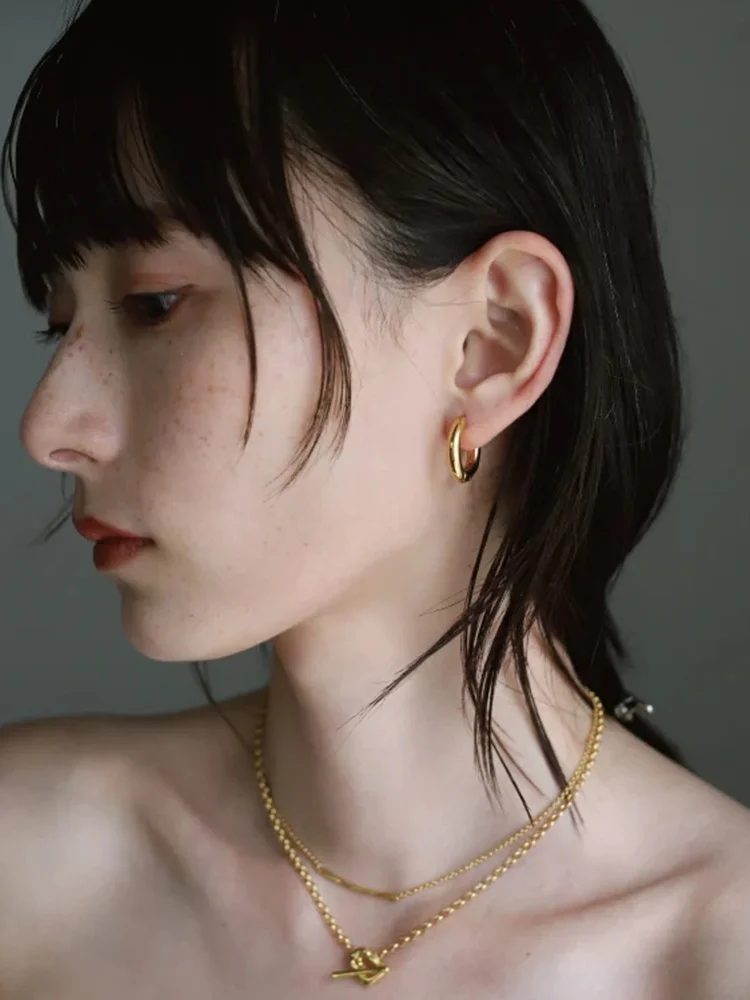 スタッドピアス ゴールドはなぜ今、女性の日常に不可欠なのか？