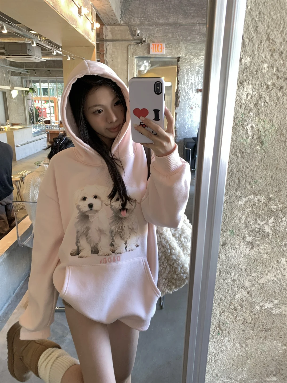 犬プリントのフード付きパーカー：秋冬に最適なルーズフィットデザインの実用性解析