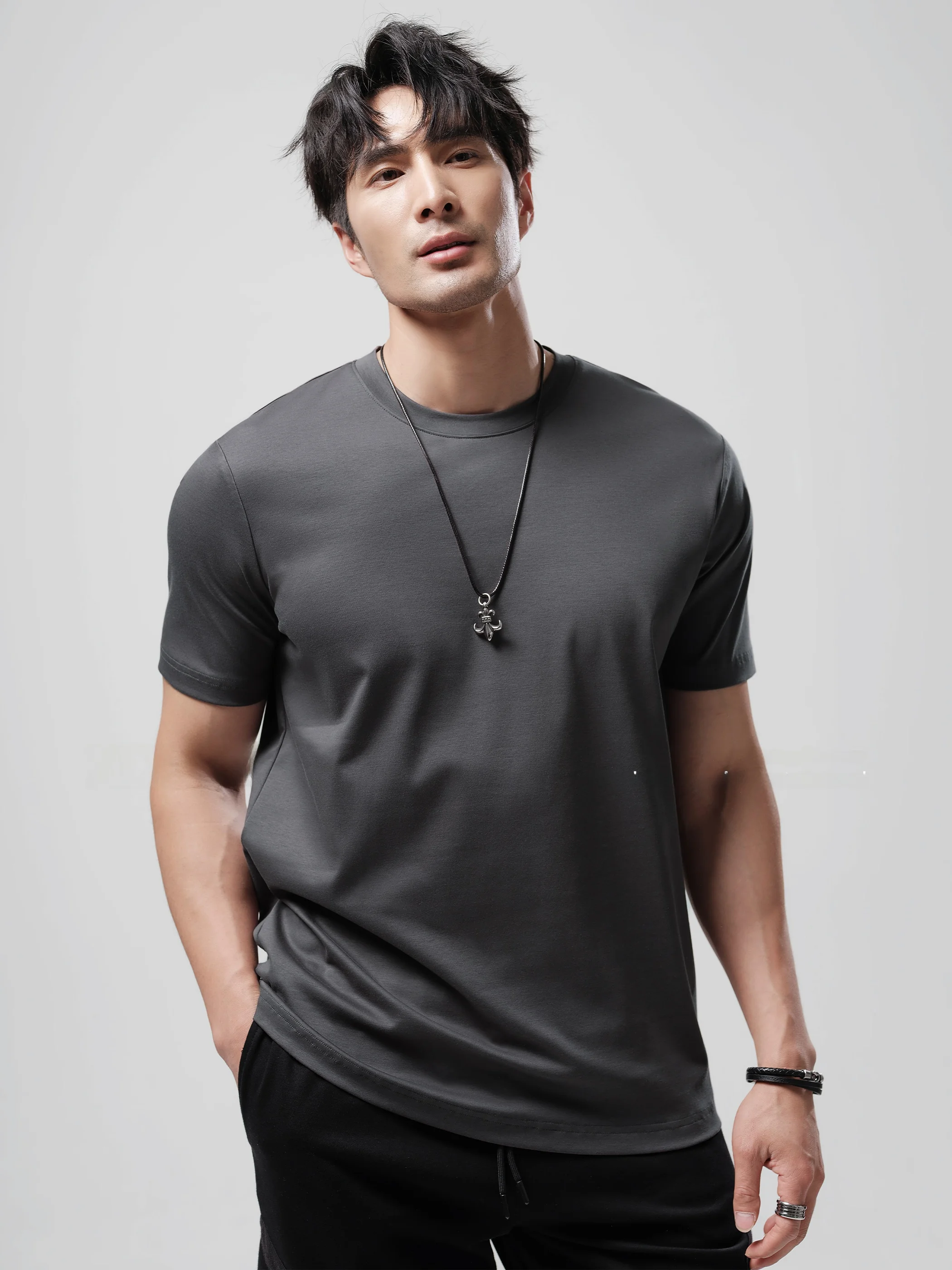 40代の男性が選ぶ、通勤にも日常にも使えるTシャツは？