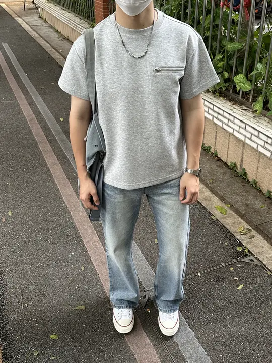 アメリカンスタイルのシンプルなジッパーポケット付き半袖Tシャツ【ユニセックス・フィット】