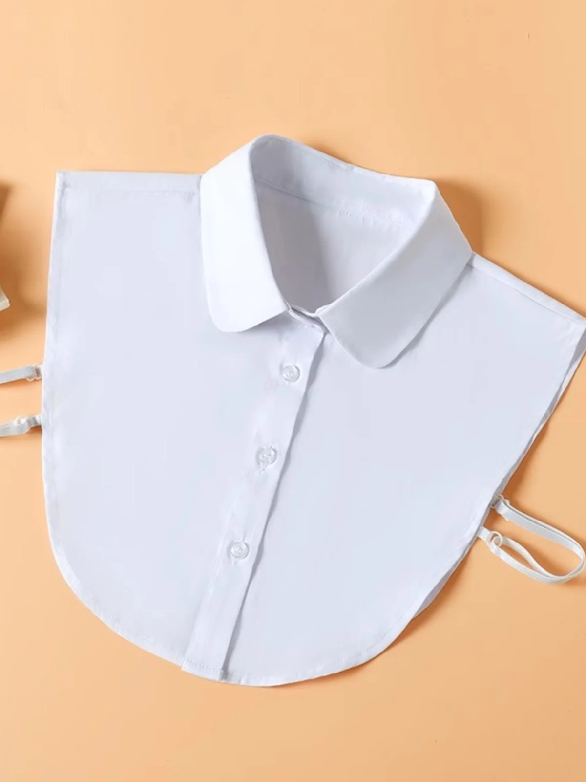 偽襟を着るだけで、秋の日常がぐっと上品になる理由は？