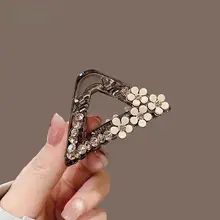 デザイン性のある半束ねヘアクリップ【シンプル・気品あるスタイル・小型シャーククリップ】