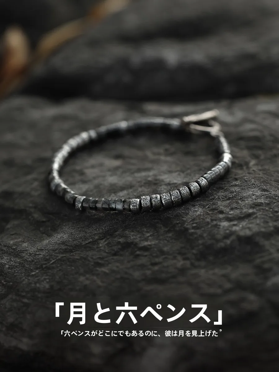 30代メンズブレスレットはどう選ぶ？月と六便士のデザインが通勤や独居生活に与える影響とは
