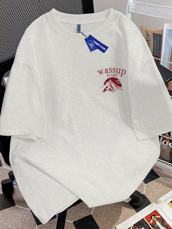 オーバーサイズのクルーネックTシャツは、どんな場面で着るの？