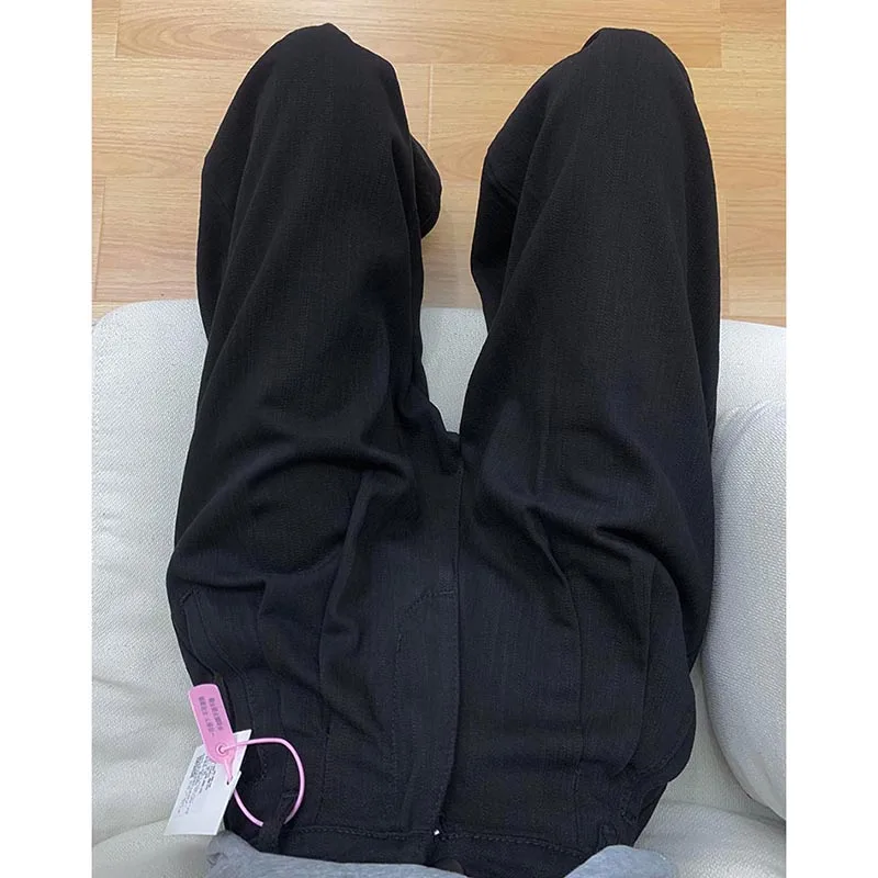 黒ズボンの色あせ対策：テクスチャー感のあるストレートデニムパンツのメンテナンスと復活法