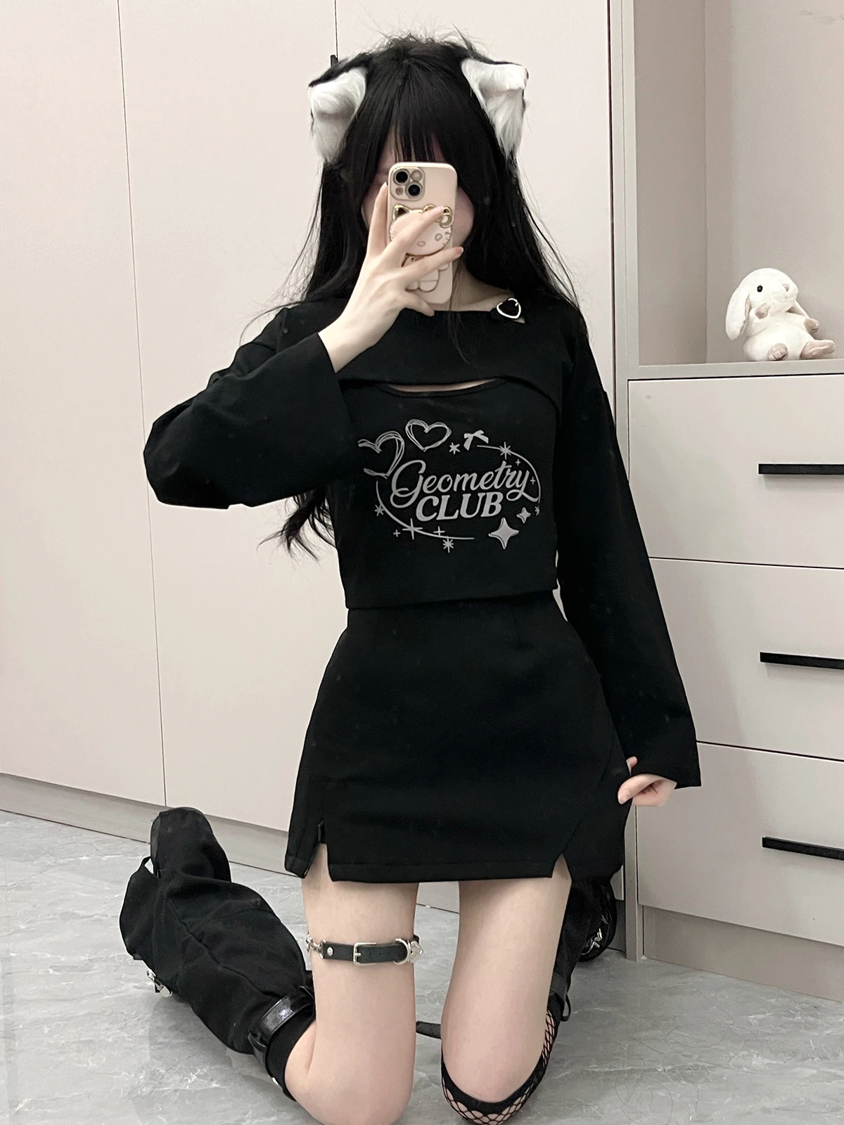 オフショルダー長袖トップス：スリムフィットで秋に着る女性向けのデザイントップス