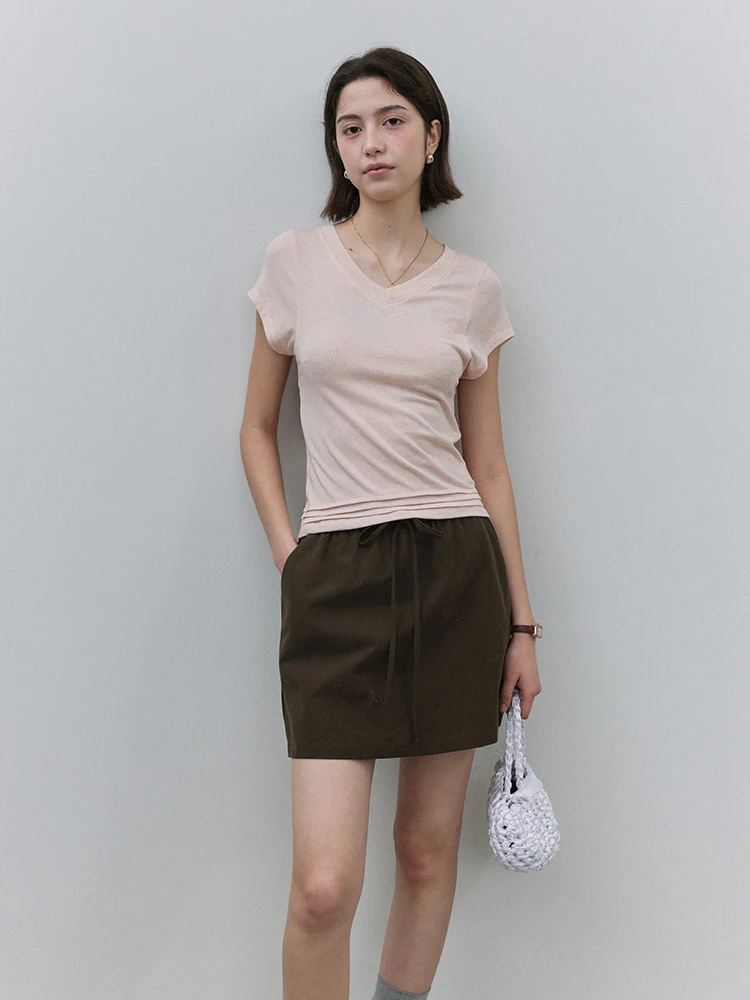 40代のプチプラファッションで老けずに見えるスタイルは？VネックフィットTシャツが解決する