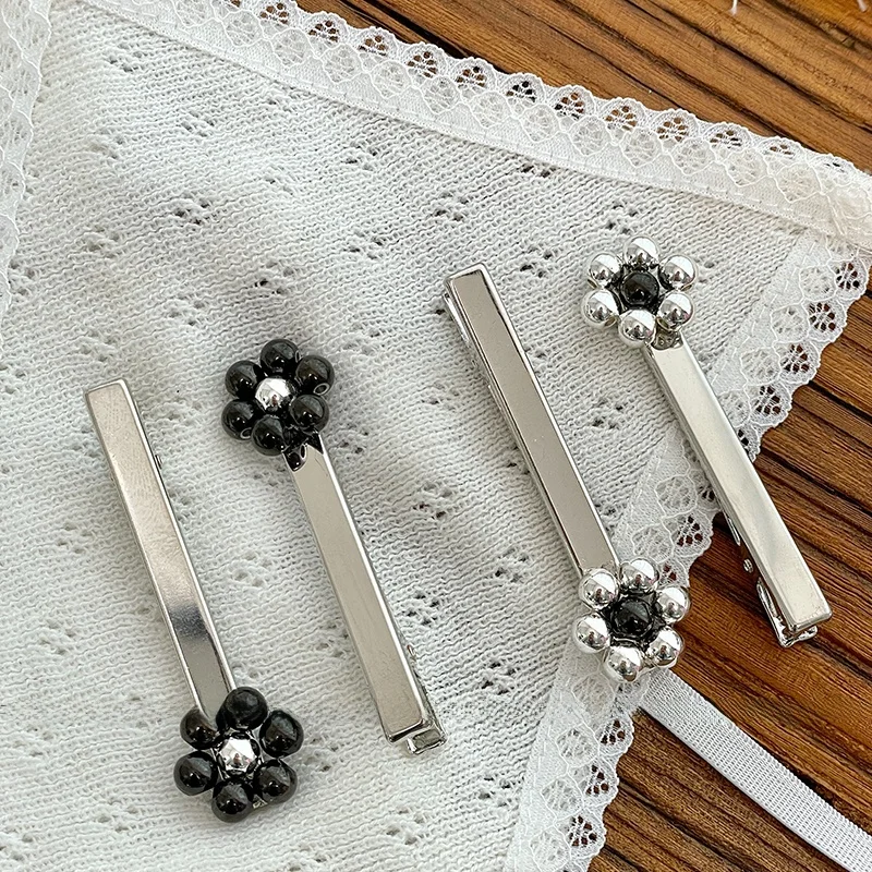 銀色 花モチーフ金属ヘアクリップ：サイドバング用の実用性と素材特性を解説