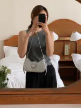 高級感あふれるシルバーショルダーバッグ【女性用・通勤・シンプルデザイン・トートスタイル】