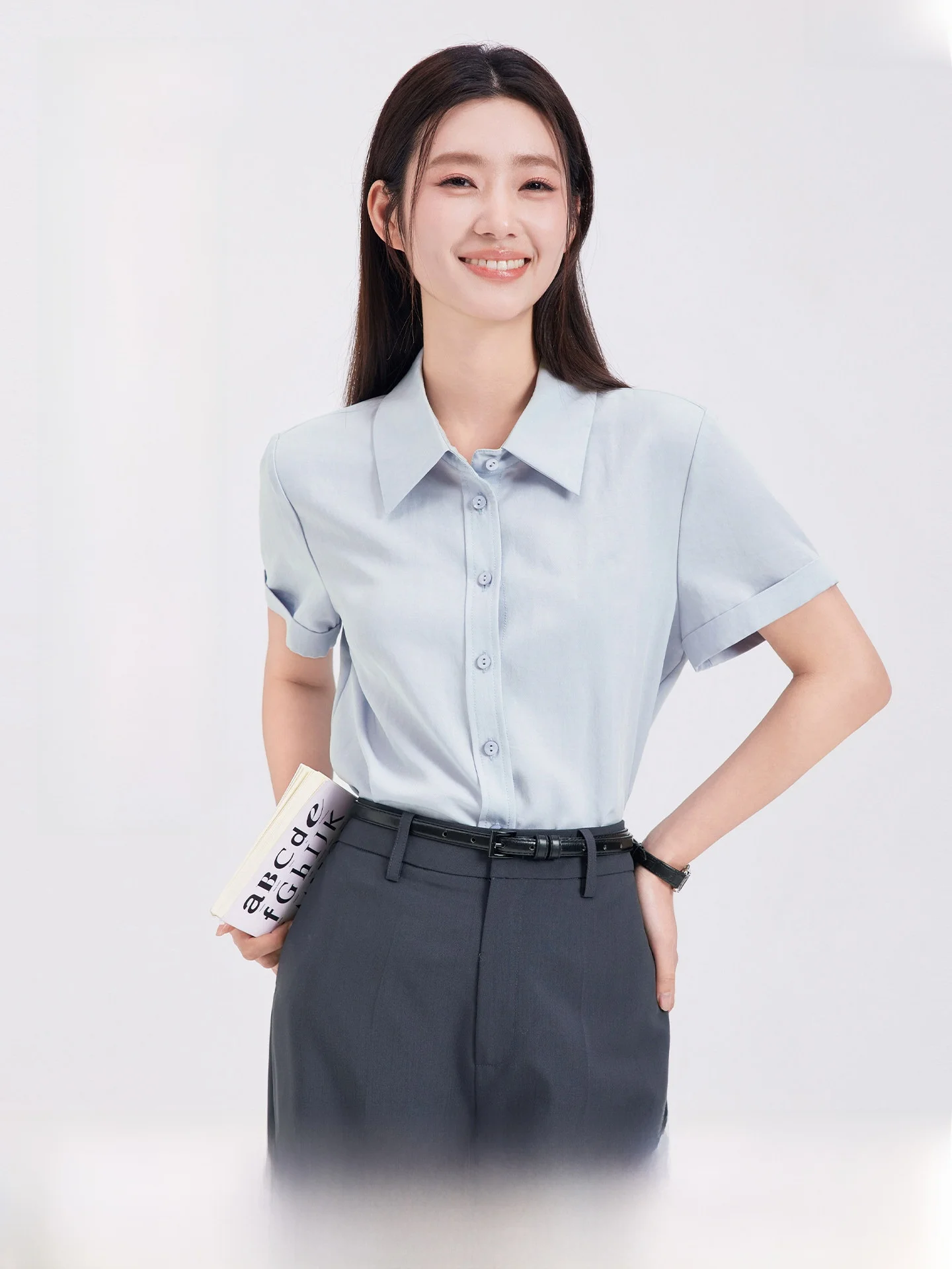 40代の研修にふさわしい服装は、シンプルで通気性の高いブラウスがベスト？