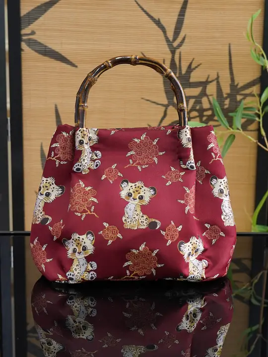 金獅子柄のシルク製竹筒バッグ【中華風・可愛い・祝いの赤色】