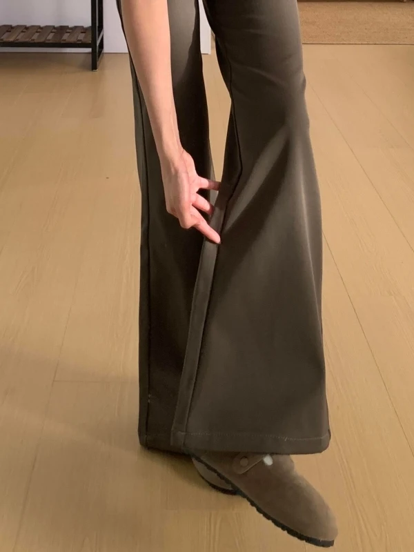 コーヒーカラーのフレアパンツ：ゆったりシルエットで秋の日常を快適に
