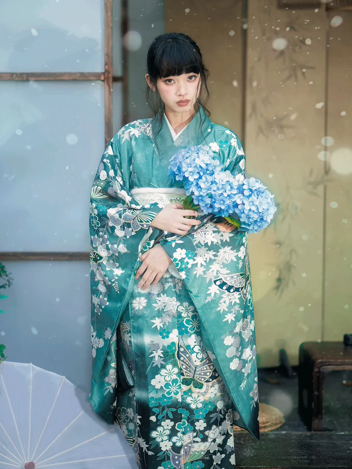 緑の蝶柄の改良振袖和服【和風暗紋デザイン・旅行撮影用】
