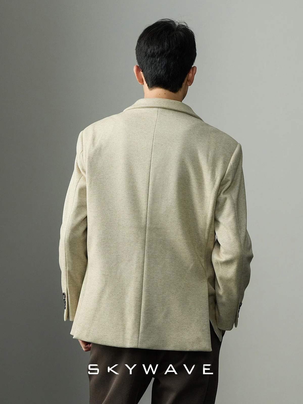 10度の服装 メンズ で失敗しないコー  デは？重厚感のあるウールブレンドスーツジャケットが解決する