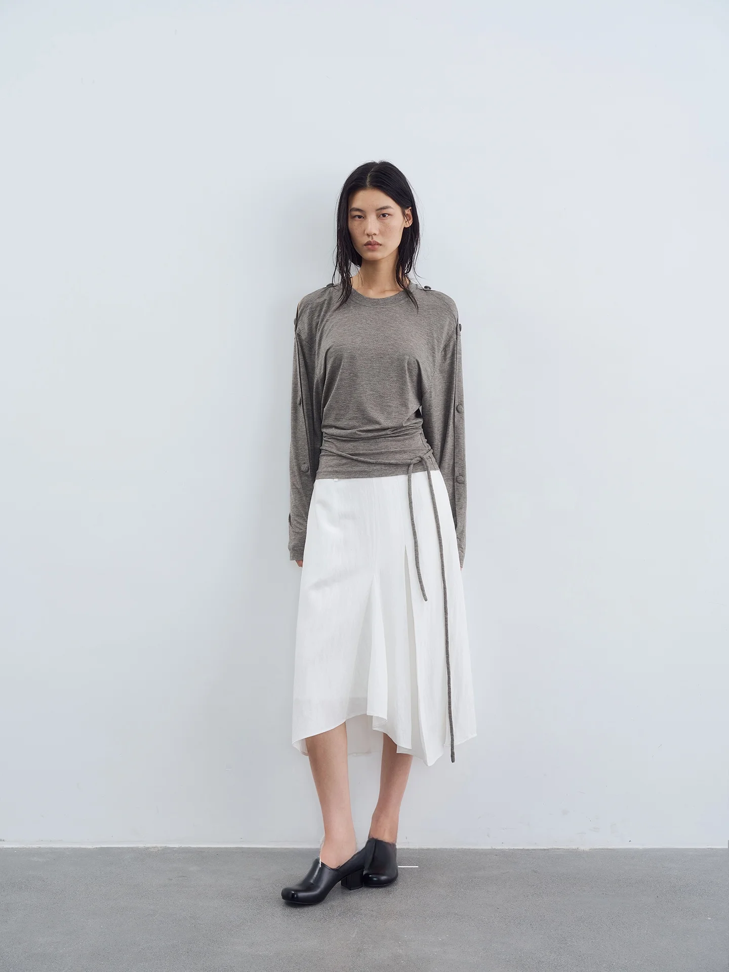 10月に着るレディース服装はどう選ぶ？ボタン飾り付きオフショルダーニットが解決する3つの悩み