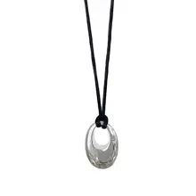ユニークデザインの水滴型ペンダントネックレス【ブラックコード・ロングタイプ・ニットアクセサリー】