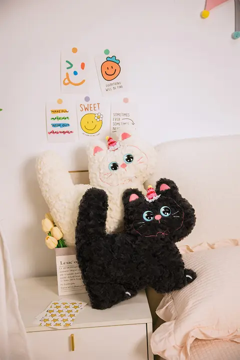 猫デザインの抱き枕【毛羽立ち柔らか・リビング・寝室用】