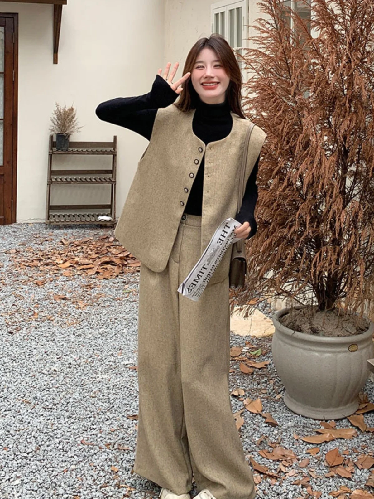 カーキ色の感ある秋の女性向けズボンコーデ：ヴィンテージ風ワイドパンツの実用性とシーン別適用