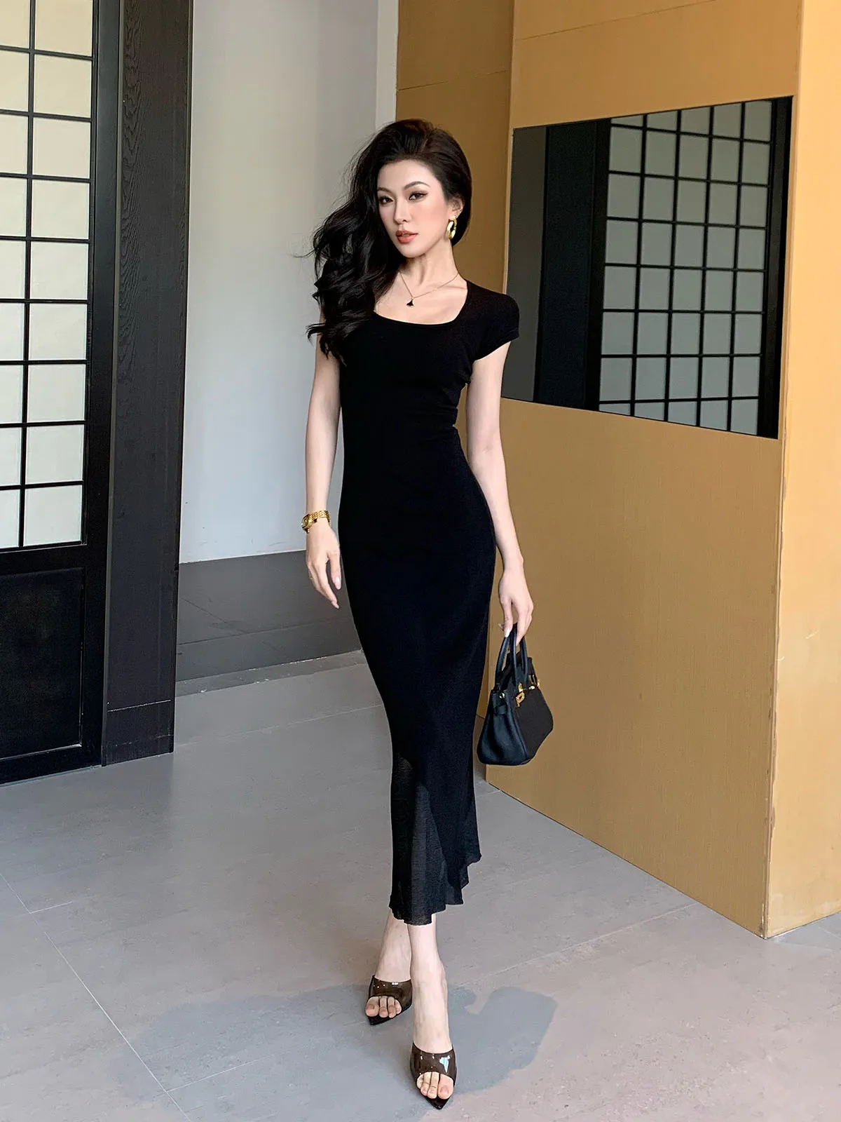 体のラインが出る服 職場でどうやって隠すの？夏の通勤にぴったりなワンピースの選び方