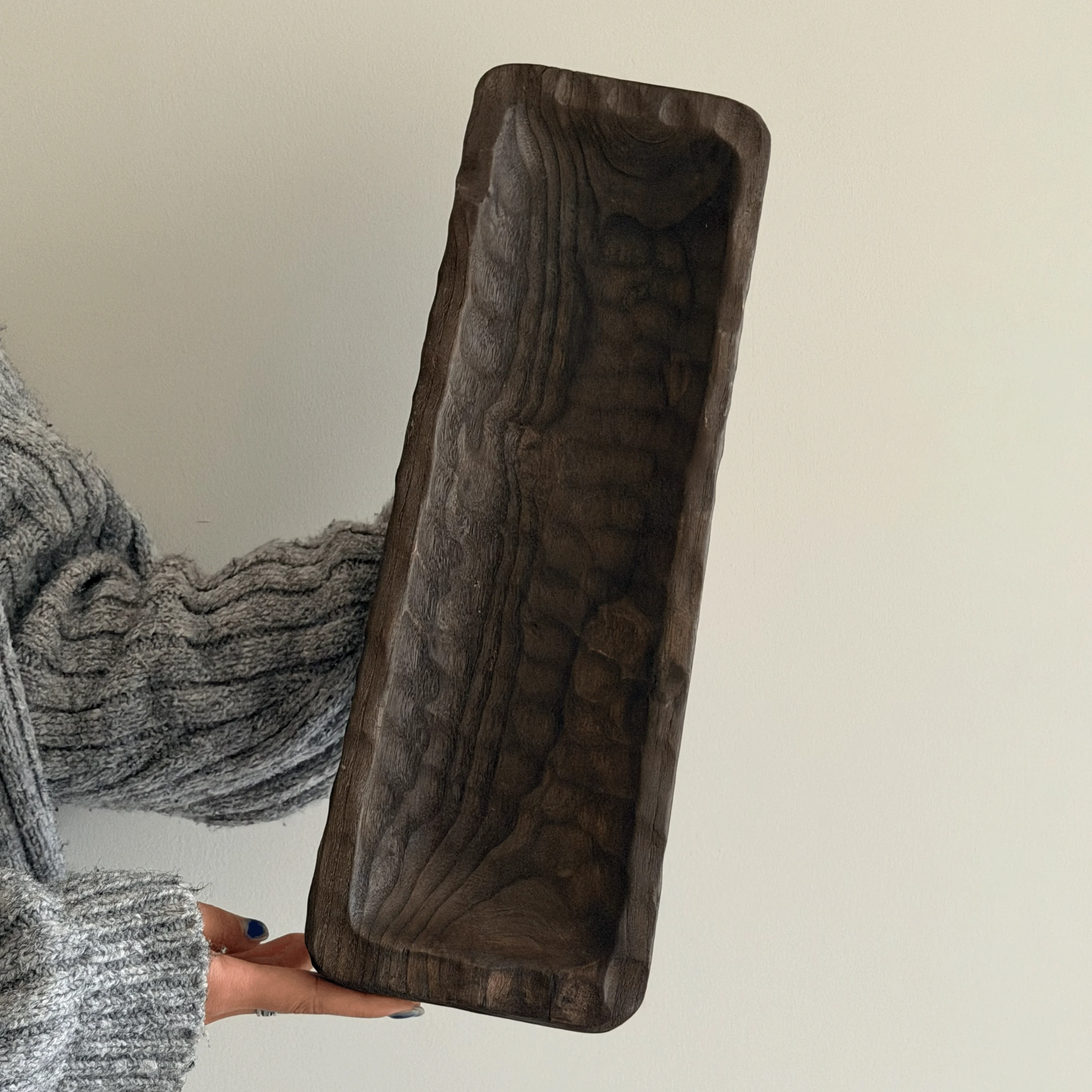 侘寂風の木製トレイ：自然素材で構成されたキャンドルや果物の置き場としての実用性