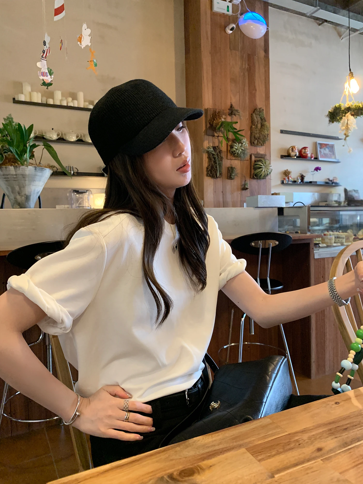 立体的なねじれ袖Tシャツ：柔光棉フリルエッジで快適な夏の着心地を実現