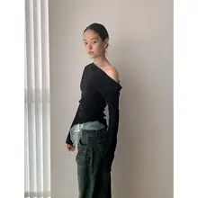 秋のオシャレなデザイン！斜めに開いた肩のフィットニットトップス【長袖・柔らかい素材・タイトなシルエット】