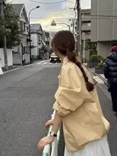 春のトレンド！明るい黄色のゆったり長袖シャツ【韓国風・ミニマルデザイン・カジュアルコーデ】
