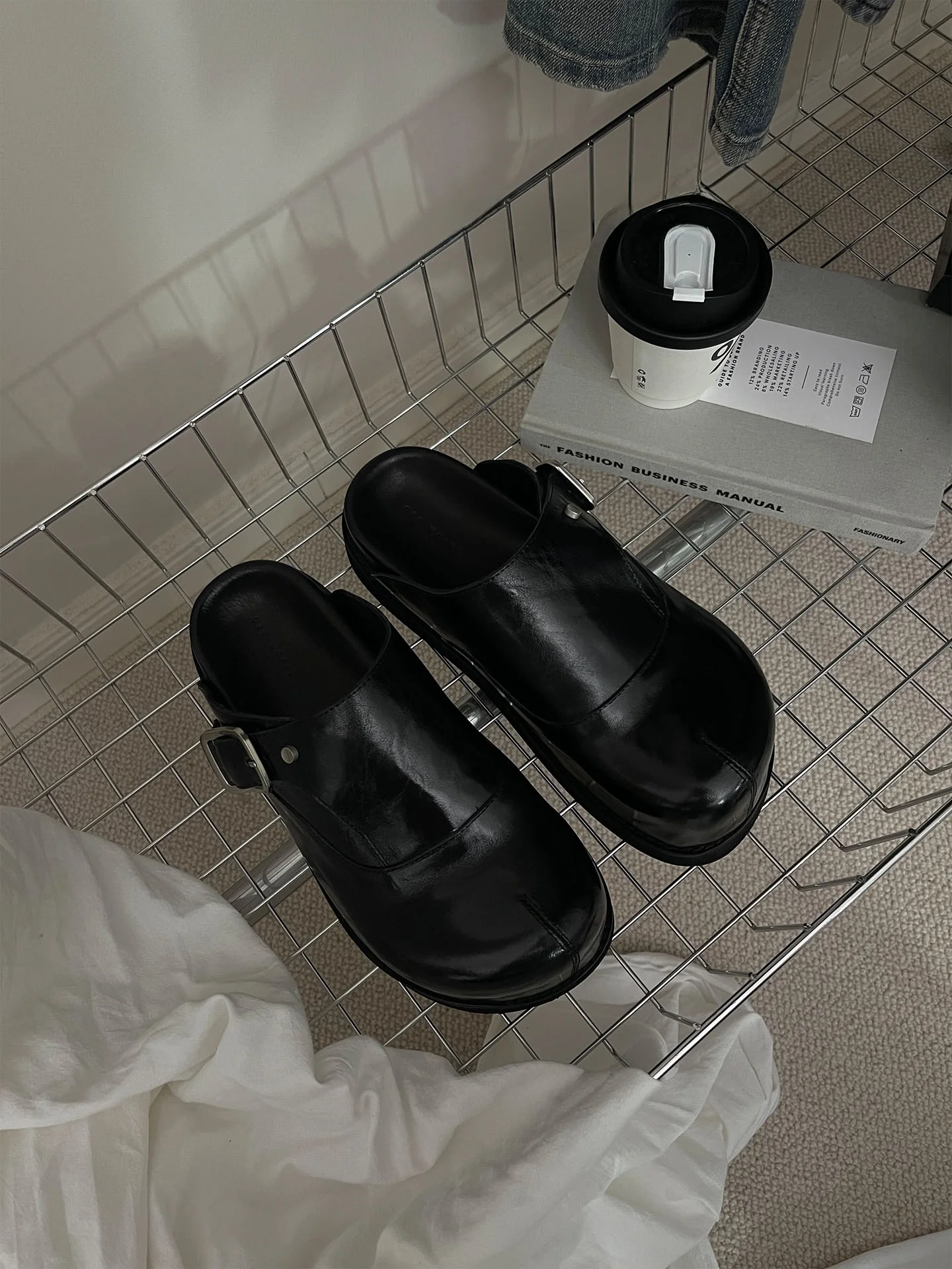 厚底真皮スリッパ：シンプルで実用性の高い手作りデザイン